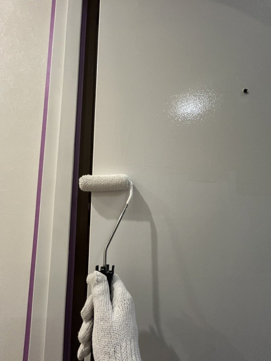 renopro_reform's tweet photo. おはようございます☔️
玄関ドアの塗装作業を行いました！

ローラーで丁寧に塗装し、ムラや塗り残しがないよう細部までしっかり仕上げていきます。
玄関は建物の「顔」となる大切な部分。塗装するだけでも、明るく清潔感のある印象に生まれ変わります。https://t.co/bT3OAXmSiK

小さな補修・塗装工事から、内装・外装の改修工事まで対応しています🔨
#企業公式が毎朝地元の天気を言い合う
#企業公式相互フォロー
#玄関ドア塗装 #ドア塗装 #塗装工事 #内装塗装 #リフォーム