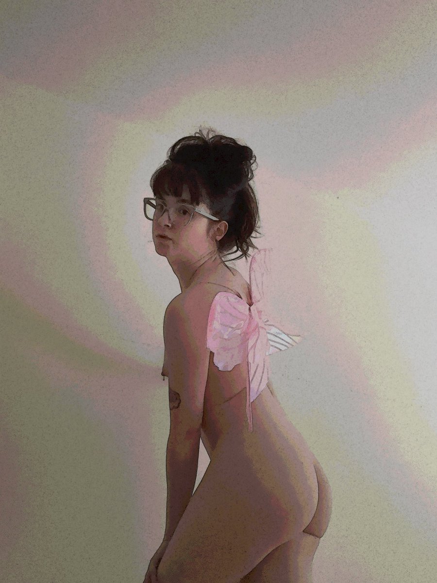 tiffmadmoon's tweet photo. Unleashing my freaky fairy this spooky season 🫪💓✨ #fairy #smallchest #tatted https://t.co/SMYtJXcF7m