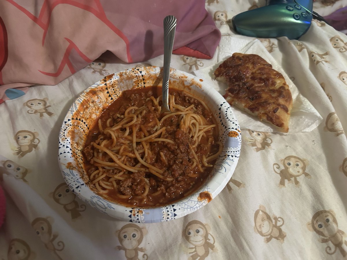 autismpills's tweet photo. Put your food on the bed challenge #PutYourFoodOnTheBedChallenge https://t.co/jKx67PVLG7