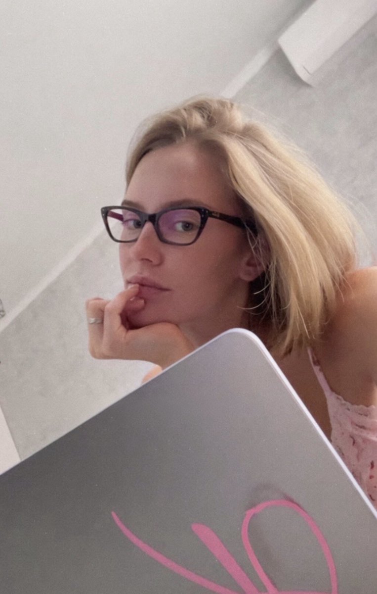 Carolyncarterr's tweet photo. been seeing this trend so i’ll join lol

i’m 23, a model based in sf, and would love to connect with more people building, working in growth, and doing cool stuff in tech

say hi if you’re around sf https://t.co/ilH4KMUQTY