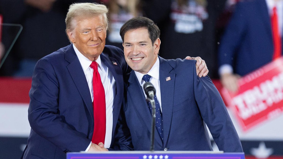 maibortpetit's tweet photo. 🇺🇸🇻🇪 TRUMP Y RUBIO, RESPONSABLES DE VENEZUELA: ¿CÓMO PODRÍAN SANCIONARSE A SÍ MISMOS?

Esto explica por qué Estados Unidos reconoce los avances de Venezuela en la lucha contra las drogas. Si Venezuela está bajo la tutela de Donald Trump y Marco Rubio, resultaría ilógico que la propia administración estadounidense mantuviera señalamientos negativos contra el país.

Sería una especie de autoflagelación: sancionar o condenar a una estructura sobre la cual Washington ejerce una influencia determinante sería, en buena medida, sancionarse a sí mismo.

Para muchos ya es un secreto a voces: Venezuela está bajo responsabilidad y tutela de Estados Unidos, con Donald Trump y Marco Rubio como principales figuras de esa nueva relación.