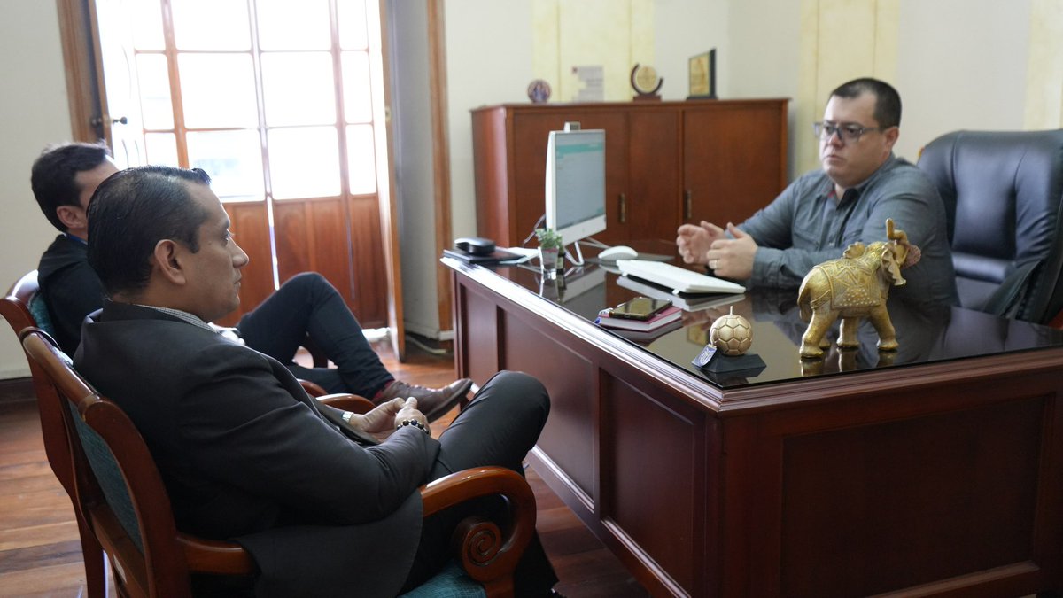 CNELoja's tweet photo. 🗳️ | El director de la Delegación Provincial Electoral de Loja, Byron Vivanco Encalada, mantuvo una reunión con el presidente de las Juntas de Desarrollo Barrial de Loja, para coordinar acciones que contribuyan al correcto desarrollo de las #Elecciones2027Ec y #ElecciónCPCCS2027. https://t.co/otI2Zdc7XZ