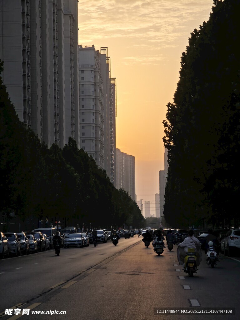 amirb907775's tweet photo. Walking the downtown streets at golden hour—those unplanned, sun-dappled moments hit different. https://t.co/TBMsA7MKFc
