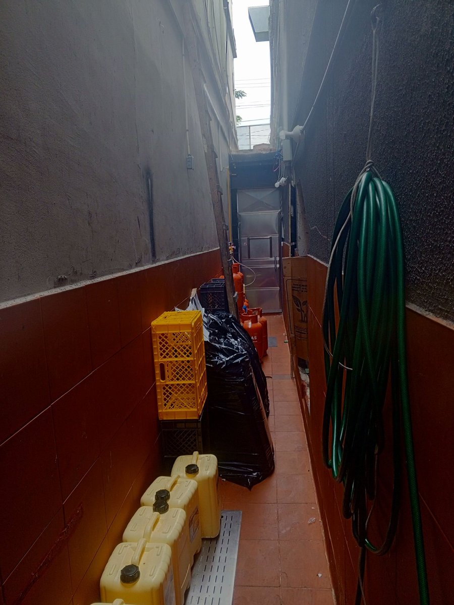 RedNoticiasX's tweet photo. #DenunciaCiudadana
Deliverys denuncian que en un local de  Aventura Plaza los hacen esperar por los pedidos en un pasillo lleno de tanques de gas. https://t.co/uuU5XRDhCc