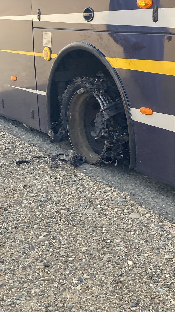 yasamaknimeti's tweet photo. Mekke’den medineye geçerken tam iki şehrin ortasındayken otobüsün iki arka tekerleği parçalandı ve biz çölün ortasında 4 saate kadar yeni araç bekledik ve o an hocamız bize “yesrib yolunda” ilahisini söylemişti gerçekten o an o kadar duygulandım ki bu olayı yaşamasak hicreti +++ https://t.co/4CEGWuNffL
