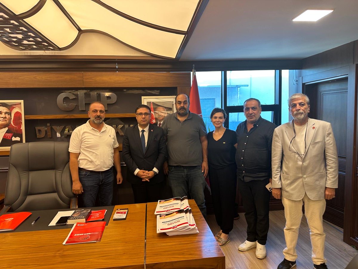 sertacekechp's tweet photo. Bugün Güran ailesini partimizde ağırladık. Adalet arayışlarını, beklentilerini ve taleplerini dinledik.

Talepleri açık ve makuldür: adil yargılama ve adaletin eksiksiz tecelli etmesi. Bu talebin hukuk devleti ilkeleri içerisinde karşılık bulması, yalnızca ailenin değil, toplumun ortak vicdani beklentisidir.

Bizim için adalet; kişiye, zamana ve koşullara göre değişmeyen evrensel bir ilkedir.

Adalet kutup yıldızıdır. Yolumuzu hukukun üstünlüğü, adil yargılama ve toplumsal vicdan aydınlatmalıdır.