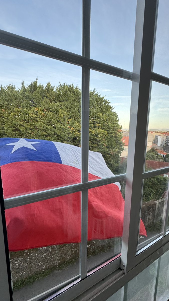felipeazul17_'s tweet photo. Logré poner mi bandera chilena 🇨🇱 en mi departamento acá en España 🇪🇸

#FiestasPatrias https://t.co/GfaujOpAqw