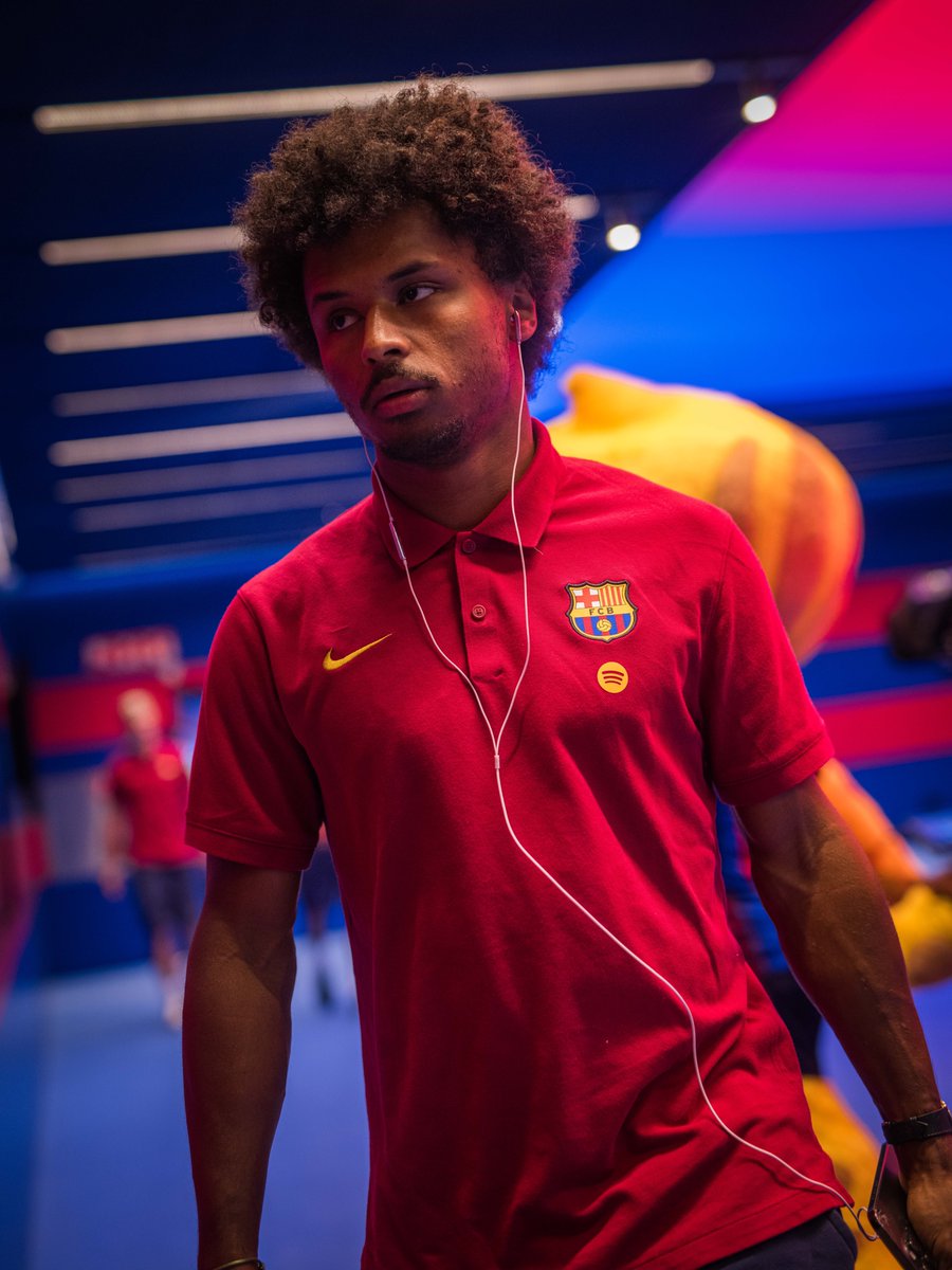 FCBarcelona's tweet photo. Headphones on. 
Game face on. 
Spotify Camp Nou awaits. https://t.co/RX389X1du5