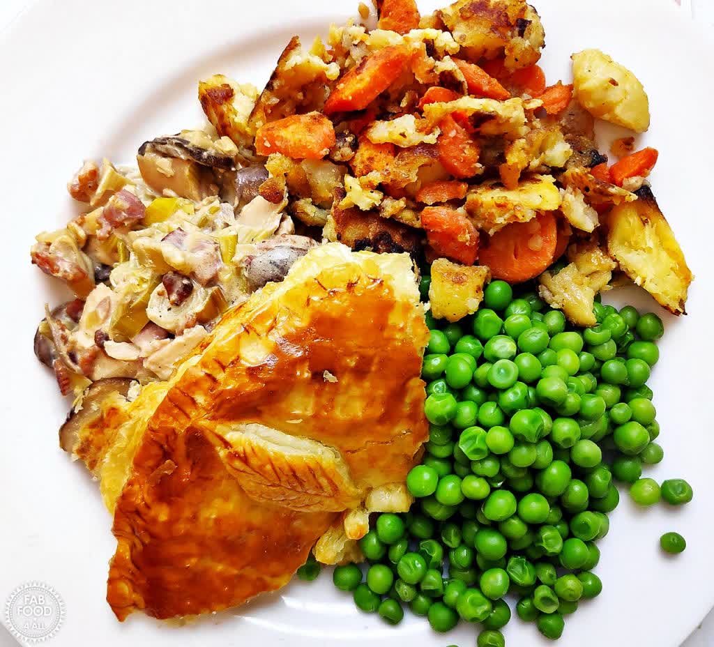 FabFood4All's tweet photo. Indulge in the ultimate comfort food with my Sumptuous Turkey Pie! Made with leftover turkey (or chicken), bacon, leeks, mushrooms, leeks and cream this pie is simply heavenly! Who's ready to dig in? https://t.co/ziry7VpJ8x  #TurkeyPie #ComfortFood #foodies #food https://t.co/sLUuDSqolu