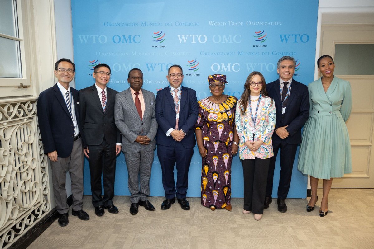 NOIweala's tweet photo. A valuable meeting with Executive Director of @APEC H.E Eduardo Pedrosa and his delegation to discuss to how to further strengthen our cooperation, particularly in the areas of digital, AI and frontier technologies. Thank you Eduardo for your participation in the Public Forum. https://t.co/y00HCbFoAK