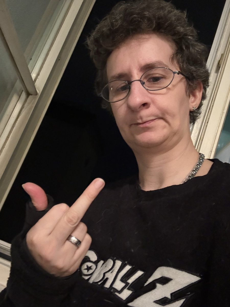 VelyndraNoir's tweet photo. Klarer Blick – wer kennt seine Pflicht?

Dieses Bild sagt genau das, was ich von deinem feigen Zögern halte. Wie lange willst du noch wertlos vor deinem Display hocken und hoffen, dass ich dich überhaupt bemerke? Wer keine Initiative zeigt, bekommt genau diese Antwort. Beende dein bedeutungsloses Dasein, schreib mir JETZT eine DM und zahl sofort!

#findom
#paypig
#zahlsklave
#FingerUp
#PayNowObey