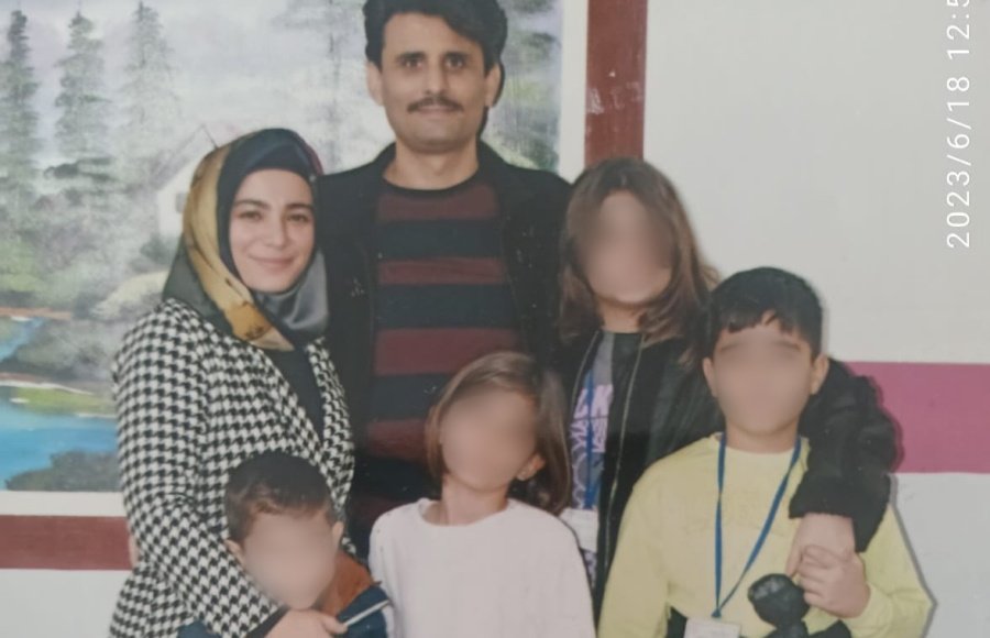 Hapsedilenlr's tweet photo. Yeliz Temur 2023’te tutuklandı. Eşi ise 6 yıldır tutuklu.
AİHM’in Temur çiftinin haklarının ihlal edildiğine ilişkin kararına rağmen, 4 çocuk yıllardır anne ve babalarından ayrı büyümek zorunda kaldı.

İşkenceVar HukukYok
#VeliArslan #Aileyılındailemri #DDKgöreveKPSSincelensin https://t.co/s45gRVHLMe