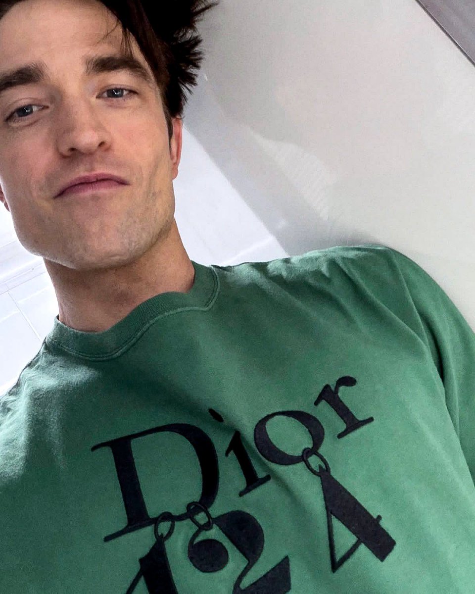 _filmcrave's tweet photo. Robert Pattinson in new photo for Dior and A24 creative collaboration. 📷 https://t.co/NH5pf1f623