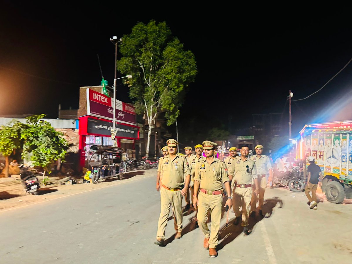 rangealigarh's tweet photo. #DIGRangeAligarh के निर्देशन में परिक्षेत्रीय जनपदों के पुलिस बल द्वारा अपराध नियंत्रण, कानून एवं सुरक्षा व्यवस्था के दृष्टिगत भीडभाड़ वाले बाजारों, मुख्य मार्गों/चौराहों एवं संवेदनशील स्थानों पर पैदल गश्त किया गया।
#FootPatrolling #UPPolice https://t.co/asBMEPyjuZ