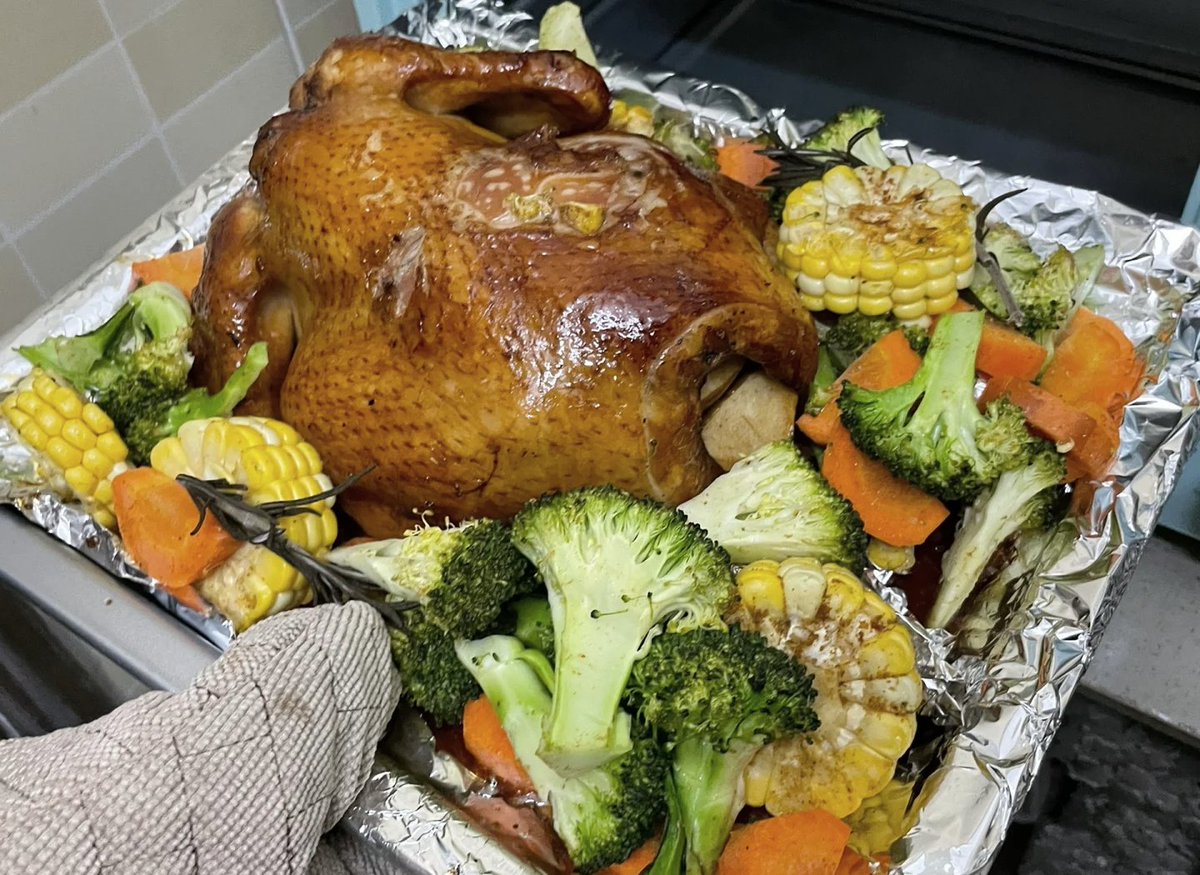 adelt316586's tweet photo. Festive Feast Alert! Roast turkey, cinnamon-spiced pumpkin pie and warm mulled wine to make your holidays extra cozy—limited spots only! https://t.co/NMeP7smvL7