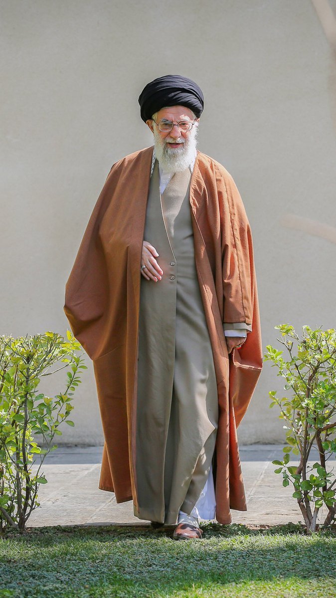 sama130703's tweet photo. در اوج تلاطم‌ها، صدای او، آرامش‌بخش مردم بود.
در لحظات سخت، نگاه او، چراغ راه ملت شد.
نه از دشمن ترسید، نه به دنیا دل بست.
او فقط «خدا» را دید.
از «جبهه» آمد،
با «علم» زیست،
و با «بصیرت» ایستاد...
رهبر ما، شجاع‌ترینِ روزگار است.
#شهریار_ایران https://t.co/nEXRDGHwF1