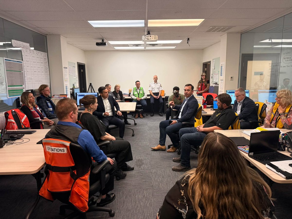 BlakeRichardsMP's tweet photo. Had an opportunity, along with @PierrePoilievre, local MP’s @HelenaKonanz & @DanAlbas and many of my other @CPC_HQ colleagues to visit the Emergency Operations Centre at the @EmergMgtRDOS today to thank the many first responders, officials and community volunteers who stepped up during the recent Bald Range fire that affected Summerland and area.