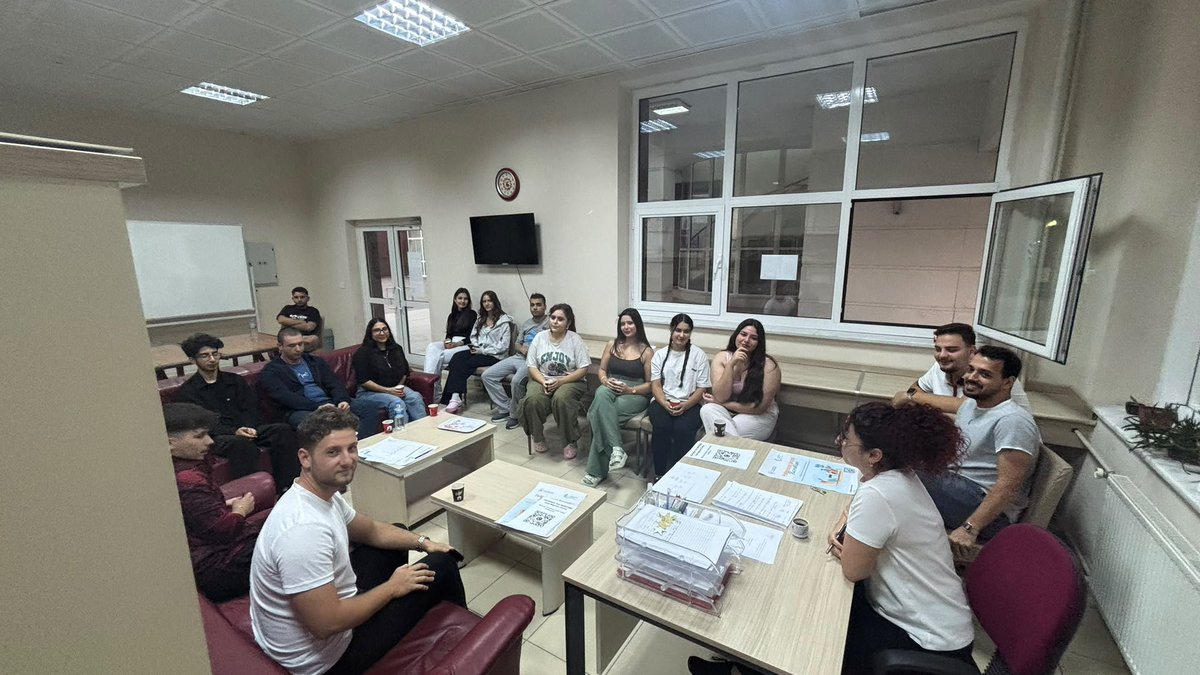 berkaykostenn39's tweet photo. 📍 Uzunköprü Öğrenci Yurdu Müdürlüğü
Pusula Projesi kapsamında, aynı bölümlerde öğrenim gören 4.sınıf öğrencilerimiz, üniversite deneyimlerini 1. sınıfta öğrenim gören arkadaşlarıyla paylaşarak onların sorularını yanıtladı. 🧑‍🏫😊
@mktrky @tga38 @selimakGSB @GSB_Edirne @EdirneKYGM https://t.co/czIKu7v8PL