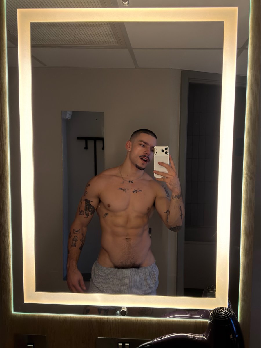 finnxlewis's tweet photo. peekaboo https://t.co/qzOdGVWK4f