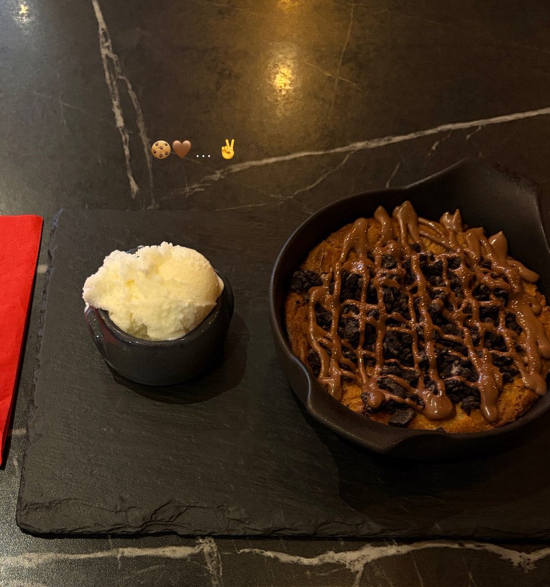 mauvee_e's tweet photo. 진짜 쿠키도우먹으니까 영국돌아온것같고
행복하고 막 그러네 🍪💦 https://t.co/HD8hcQ1O9a