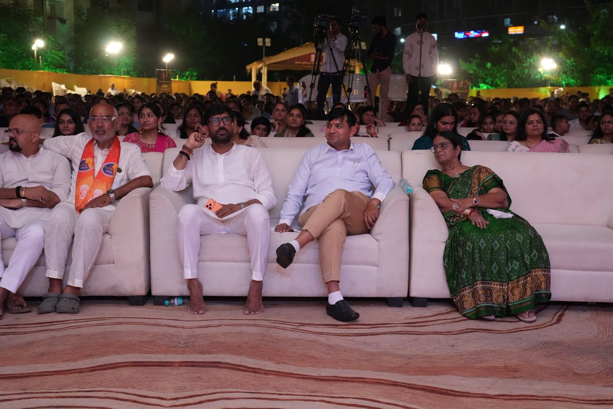 pravinmalibjp's tweet photo. @Rivaba4BJP પર્યાવરણ જાળવણીનો સંદેશ આપતી ગણેશજીની પ્રતિમા 3 કારીગરોએ 8 દિવસની મહેનતે આ ઇકો-ફ્રેન્ડલી મૂર્તિ તૈયાર કરી છે, જેમાં ગણેશજીના વિવિધ અવતાર દર્શાવતી 1.5થી 2 ફૂટની માટીની 66 નાની મૂર્તિઓ પણ કંડારાઈ છે.

#ganeshutsav #ganeshachaturthi #ganeshfestival #Ranip #ahmedabad https://t.co/UENVjjTQDP