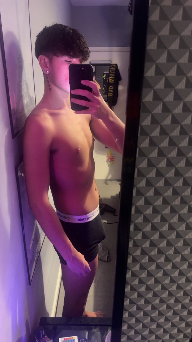 BillyBlakevtwnk's tweet photo. Who’s gonna give me a hand 🤷🏻‍♂️ https://t.co/JhBuUUjKHO