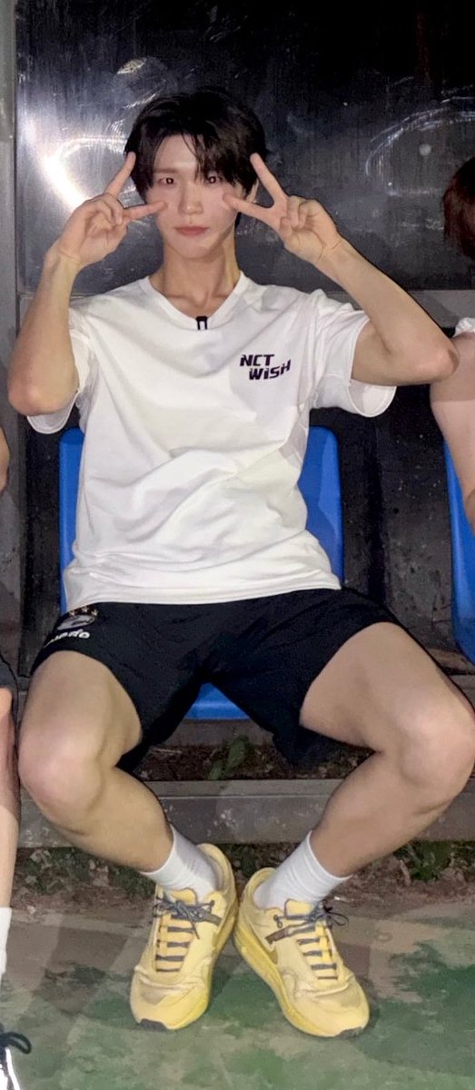 Iuckryo's tweet photo. i need to be in between those thighs like rn https://t.co/RwkyFVXaeF