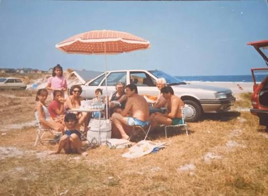 juanmi_almeria's tweet photo. Hoy, un chaval de unos 28-30 años, me dice que los de mi generación somos los grandes culpables de las deficiencias, de la crisis y de las pocas oportunidades que hay hoy en dia...

Le dije, mira chaval, los de mi generación somos los que:
- Ibamos con pantalones rotos y parcheados y tenis con agujeros por donde salia el dedo.
- Heredábamos los libros y ropa de hermanos a hermanos.
- Salíamos a jugar a la calle y llegábamos a casa, comios de mierda, con sangre en las rodillas y con una sonrisa en la cara.
- Merendábamos un chusco de pan duro con un trozo de chocolate (sucedaneo, porque el chocolate Nestlé era para pudientes)
- Los fines de semana, nos montábamos toda la familia en un Renault 8 y salíamos con una tortilla de patatas, arenques secos, habas, rábanos, Mirindas para los niños y con cervezas "El Alcázar" para los mayores y nos íbamos a cualquier rambla o secarral a pasar el domingo.
- En verano a la playa, con la botella de litro de "La Casera", bota de vino, sandia en la orilla enterrada y una sábana como toldo para que la abuela no se tostara.
- Los viernes por la noche, era noche del "1,2,3 " y de Don Cicuta y Kiko Legard (por supuesto, en una Telefunken en blanco y negro).
- Tu padre se iba a las 7 de la mañana y muchos dias no lo veias porque tú te acostabas para ir al colegio y él todavia no habia regresado del trabajo.
- Tu madre, aparte de zurcir o limpiar escaleras o cocinar en un colegio, también hacia las cosas de casa y todavía tenía tiempo para cantar, mientras colgaba la ropa en la cuerda...
- Cuando tenias 14-15 años, tenias tu primera novia y te pegabas toda la tarde al lado del telefono góndola, por si te llamaba.
- Si querías una moto, te pegabas dos veranos currando todo el dia de camarero o de aprendiz, para poder comprártela al cumplir los 16.
- Y por supuesto, el que no quería estudiar, a currar y a aprender un oficio...Que había que levantar pronto el vuelo y salir de casa a los 18 o 20 años, para poder formar una familia.

Asi que, chaval...No me vengas con que las cosas ahora son peores  o más dificiles, que a los de mi generación, nadie nos ha regalado nada y podíamos vivir perfectamente sin tantas gilipolleces como hay hoy en dia y que te hace ser esclavo de tus deseos inservibles.