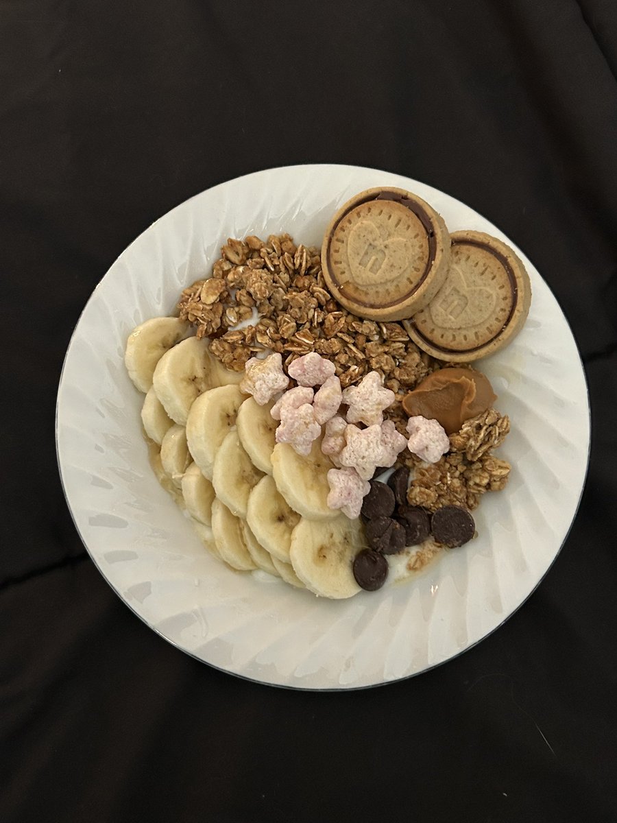 starvwinter's tweet photo. I promise there’s yogurt underneath https://t.co/AGl0WxDwsF