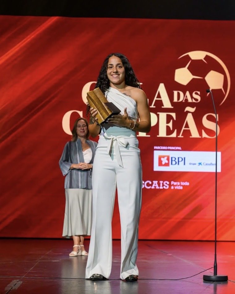 scbragafeminino's tweet photo. O primeiro 🏆 que venham muitos mais ❤️‍🔥

#DurasDeRoer https://t.co/l1ZEkTQz9U