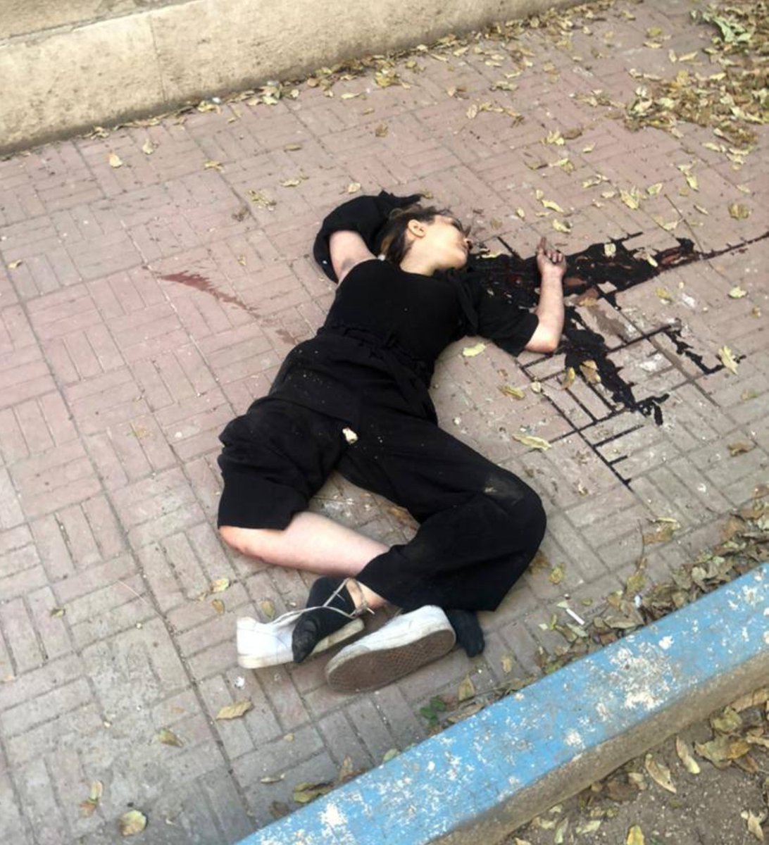Leyllaj's tweet photo. ما یادمون نمیره با جسمِ بی‌جون نیکا چیکار کردید و چطور از ارتفاع پرتش کردید پایین واسه صحنه‌سازی کثیفتون. https://t.co/z1rE2L3eNp