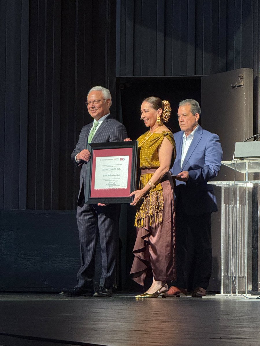 nenaorantes's tweet photo. Fue un privilegio entregar el reconocimiento Mexicano Distinguido al Dr. David Medina, ex catedrático de Rice University, y a Mercedes Fuster, líder comunitaria de Alianza por el Bien Migrante, por su valiosa labor social y su compromiso con la preservación de nuestra cultura. https://t.co/uRdpQaIi2J
