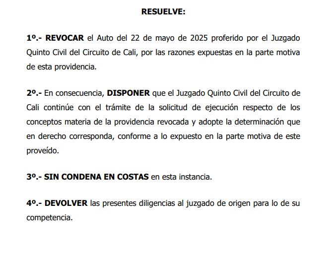 angelpaez's tweet photo. ¿TERMINÓ LA RESTITUCIÓN SIN CONDENA AL PAGO DE CÁNONES? EL ARRENDADOR NO NECESARIAMENTE TIENE QUE INICIAR OTRO PROCESO

Una sentencia declara terminado el contrato, ordena restituir el inmueble y condena en costas, pero no ordena expresamente pagar los cánones adeudados.

¿Puede el arrendador cobrarlos dentro del mismo expediente?

El Tribunal Superior de Cali respondió que sí, siempre que exista un título ejecutivo que respalde las obligaciones reclamadas.

El problema surge porque el Código General del Proceso contiene dos disposiciones que deben diferenciarse.

El artículo 306 regula la ejecución de las condenas incorporadas en una providencia judicial. Si la sentencia ordena pagar una suma de dinero, el acreedor puede solicitar su ejecución ante el mismo juez.

Pero la restitución de inmueble arrendado tiene una regla especial.

El numeral 7.º del artículo 384 permite promover, dentro del mismo expediente, la ejecución de los cánones adeudados, las costas, los perjuicios y otras sumas derivadas del contrato o de la sentencia.

La diferencia es importante: la ejecución no depende exclusivamente de lo reconocido en la parte resolutiva del fallo. También puede apoyarse en las obligaciones contenidas en el contrato de arrendamiento.

Por eso, exigir que la sentencia de restitución contenga una condena dineraria previa terminaría reduciendo la regla especial del artículo 384 a los mismos supuestos del artículo 306 y dejaría sin utilidad la referencia legal a las sumas “derivadas del contrato”.

En el caso estudiado, el juzgado había negado la ejecución por dos razones:

La sentencia no condenó al pago de cánones, intereses ni cláusula penal.

La solicitud se presentó después de transcurridos treinta días desde la ejecutoria de la sentencia.

El Tribunal encontró equivocadas ambas conclusiones.

Primero, porque la falta de condena dineraria no impide solicitar la ejecución con fundamento en el contrato.

Segundo, porque cuando la sentencia condena en costas, los treinta días no se cuentan desde la ejecutoria del fallo, sino desde la ejecutoria del auto que aprueba su liquidación.

En este asunto, el auto aprobatorio de costas quedó ejecutoriado el 24 de febrero de 2025 y la ejecución fue solicitada el 11 de marzo siguiente. La petición, por tanto, fue oportuna.

Ahora bien, la decisión no significa que todo lo reclamado por el arrendador deba cobrarse automáticamente.

El artículo 384 determina dónde puede promoverse la ejecución y establece la conexión con el proceso de restitución, pero no reemplaza los requisitos del título ejecutivo. El juez todavía debe verificar, conforme a los artículos 422 y 430 del CGP, que cada obligación sea clara, expresa y exigible.

Por esa razón, el Tribunal no libró directamente mandamiento de pago. Revocó la negativa y ordenó al juzgado continuar con el estudio de los cánones, intereses, cláusula penal e indexación reclamados.

La conclusión correcta no es que la sentencia de restitución, por sí sola, permita cobrar cualquier suma.

La regla es más precisa: los cánones y demás obligaciones derivadas del contrato pueden ejecutarse dentro del mismo expediente, aunque no hayan sido reconocidos como condena en la sentencia, siempre que los documentos aportados constituyan título ejecutivo.

Tribunal Superior de Cali, Sala Civil.
Auto del 14 de septiembre de 2026.
Rad. 76001-31-03-005-2024-00138-01.
https://t.co/XPy17jpJQS