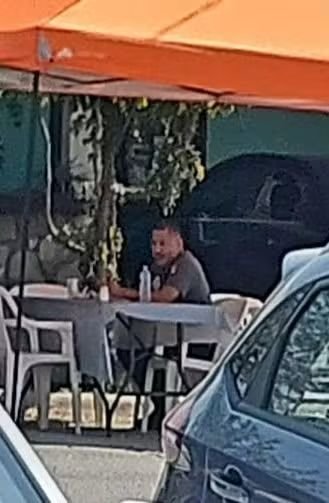 HtTrejo's tweet photo. MUZQUIZ, COAHUILA <<Desde ahorita hago esta publicación por si algo llega a pasarme a mi ya que estoy sola en mi casa.
 A mi esposo lo detuvieron y lo golpearon los de AIC por no quererse culpar solo de algo que se le esta acusando. algo de lo que el es completamente inocente. 
Hay testigos el de ayer alrededor de las 2 de la tarde agentes del AIC lo bajaron de la camioneta de trabajo y se lo llevaron. Lo golpearon a más no poder, no puede ni caminar, le dijieron que por no haberse inculpado  y por haber ido de chismoso con el ministerio público a decir que un elemento del AIC llamada Fernando me acosaba a mi por mensajes y el otro compañero de el habia amenazado a mi esposo de muerte. Fui a verlo, me dejaron pasar a ver a mi esposo para dejarle agua y alimento pero esta todo golpeado no puede ni caminar y me dijo que me encerrara. Por qué los policias que lo detuvieron le avisaron que iban a ir a mi casa por mi, para desaparecerme.
Ellos pensaron que no me dejarían entrar a verlo 
SI ALGO ME LLEGA A PASAR O NO SABEN DE MI, UNA DE LAS PERSONAS QUE ME AMENAZO Y GOLPEO A MI ESPOSO, ES EL DE LA SIGUIENTE FOTO 
Y lo PUBLICÓ por que en fiscalia no nos hacen caso. >>@gobcoahuila