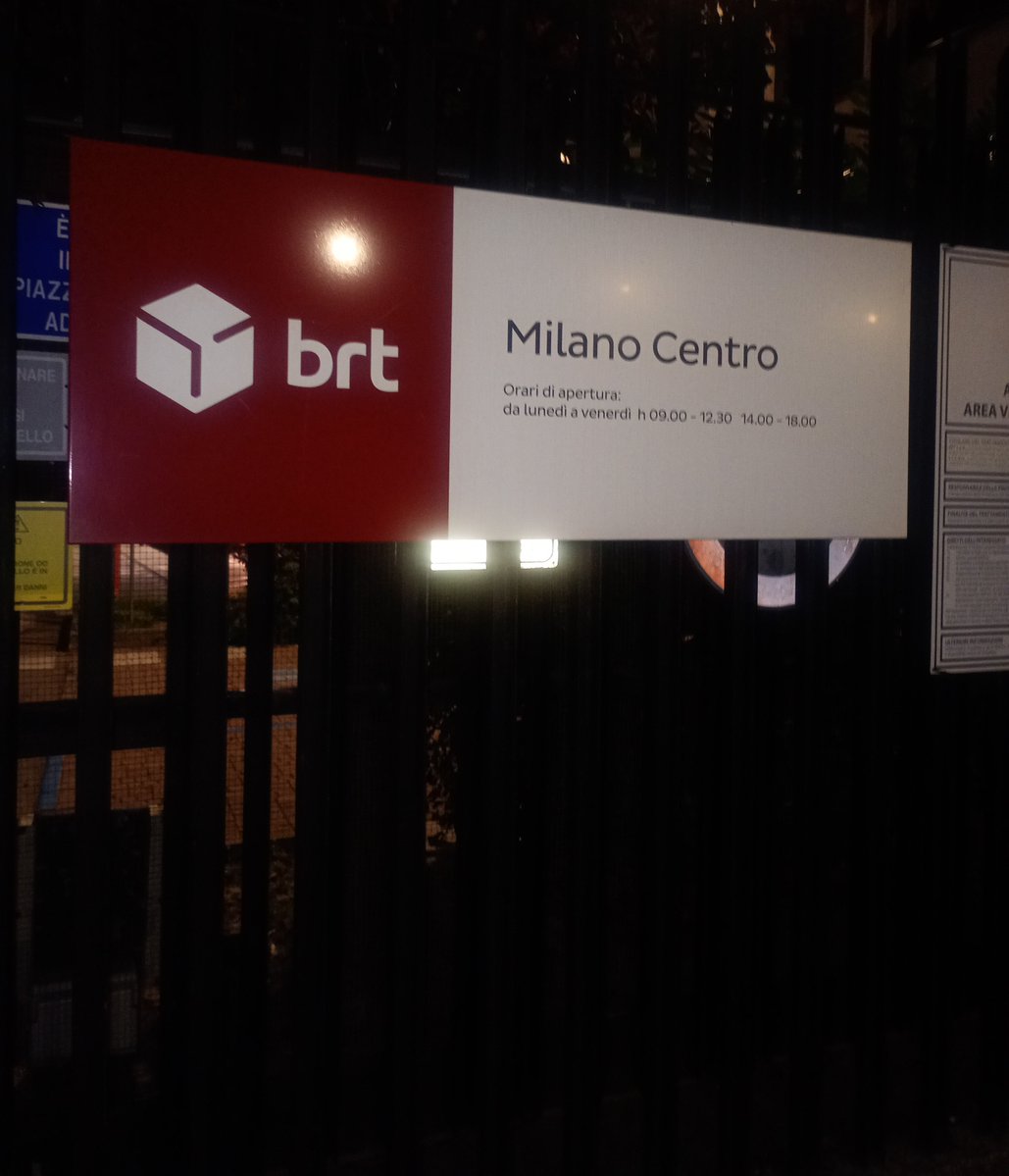 FGuerrerCavagn's tweet photo. Segnalo la presenza di un ratto enorme, lungo circa 38 centimetri, grasso, peloso e nero, che corre dal giardino verso questo contenitore del gas in BRT Via Dione Cassio 7 Milano. https://t.co/EP634DVxaz