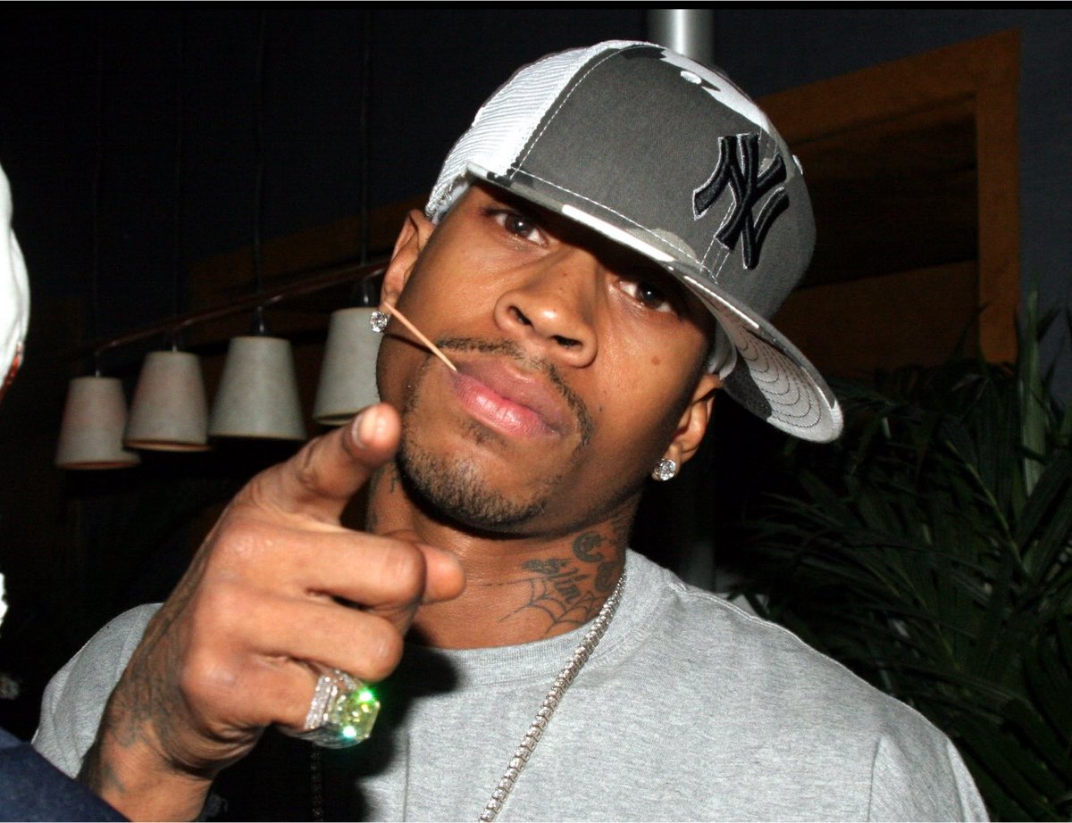 WORLDSTAR's tweet photo. Allen Iverson reveals his top 5 NBA players of ALL TIME: 

1. MJ
2. KOBE
3. LEBRON
4. SHAQ
5. CURRY https://t.co/YSWmTW8LvB