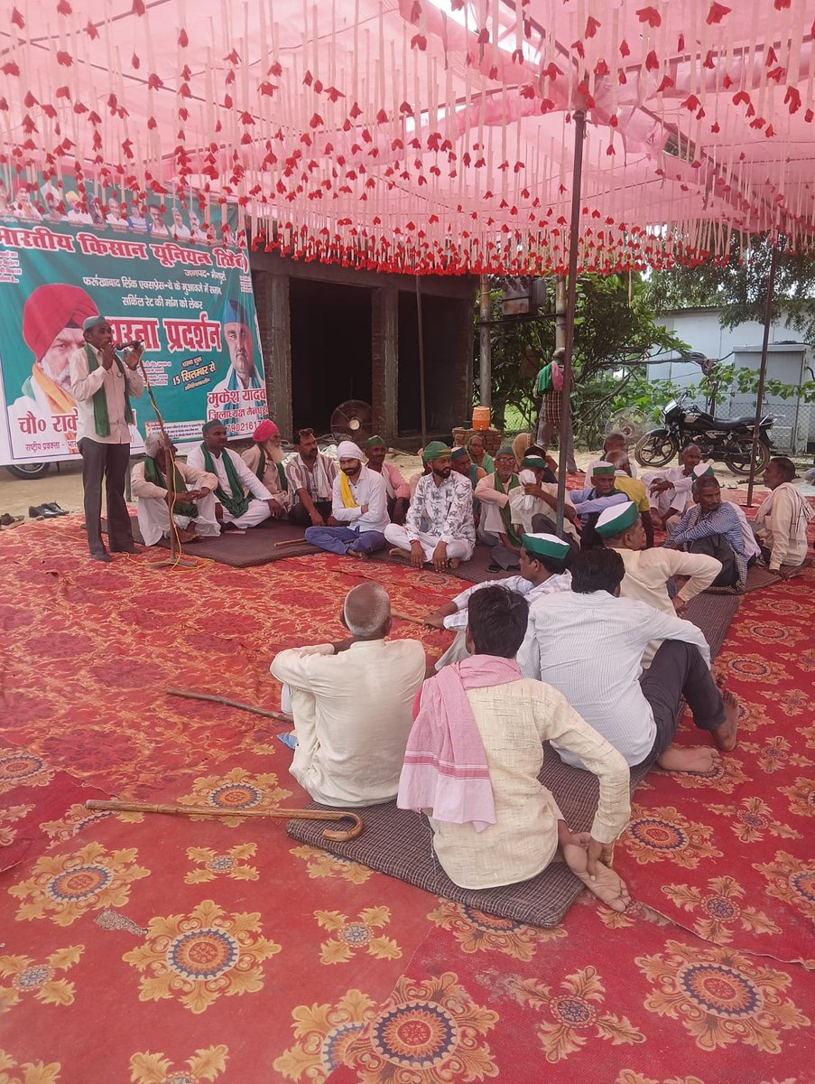 MandalArmyCheif's tweet photo. सभी किसानों को समान सर्किल रेट पर मुआवजा देने और मुआवजे में भेदभाव न करने और पुराना पट्टा किसानों का अधिकार मांगो के साथ आज क्षेत्र के किसानों ने आंदोलन का आगाज कर दिया है।

आज #किसान_आंदोलन नवीगंज टोल प्लाजा मैनपुरी में शामिल होकर किसानों का समर्थन किया और किसानों की मांग पर अंतिम सांस तक उनके साथ कंधे से कंधा मिलाकर लड़ने का वादा किया। 
@FarmStudioz @Tveer_13 @RajSabhaUnion @PandherSarvan