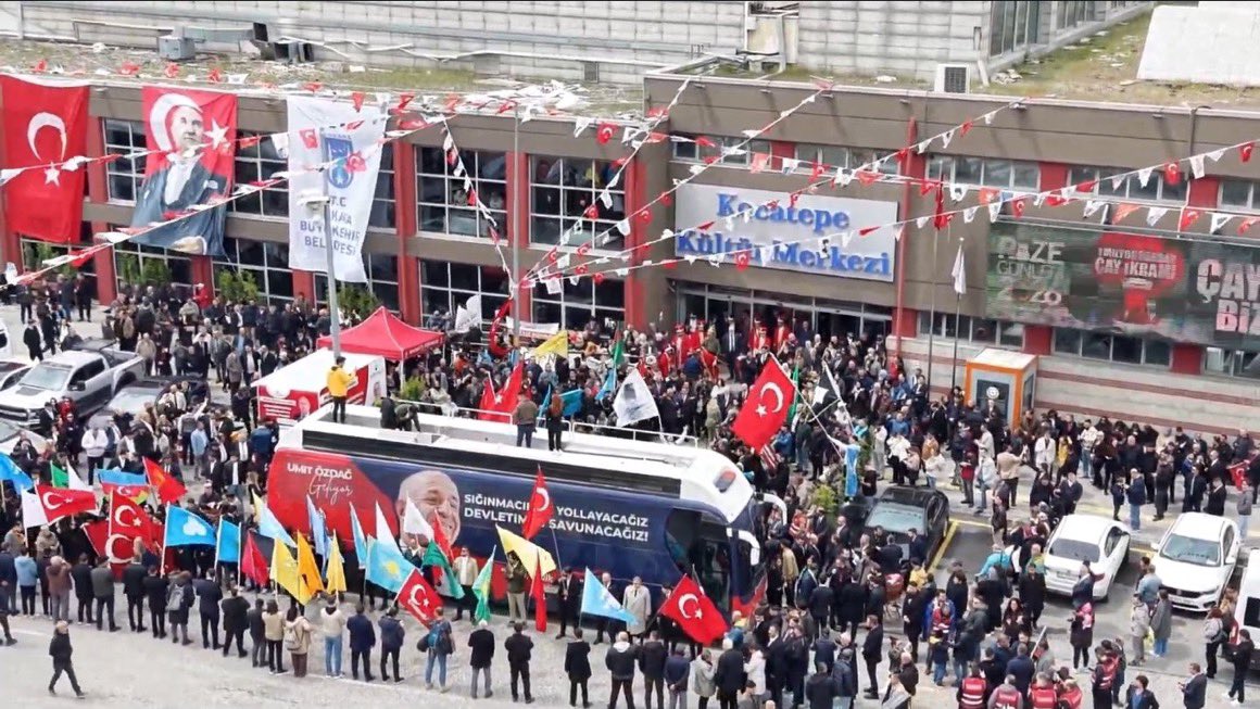HaberMOD's tweet photo. Zafer Partisi İl Başkanı Alperen Akbaş hakkındaki "beş kişiyle esnaf gezisi programı yaptığı" söylentilerine cevaben Ankara Emniyeti'nden alınan resmi rakamlara göre 3000 kişiden fazla kişinin katıldığı Ankara İl Kongresinin fotoğraflarını paylaştı. https://t.co/0wXQcpk6Hz