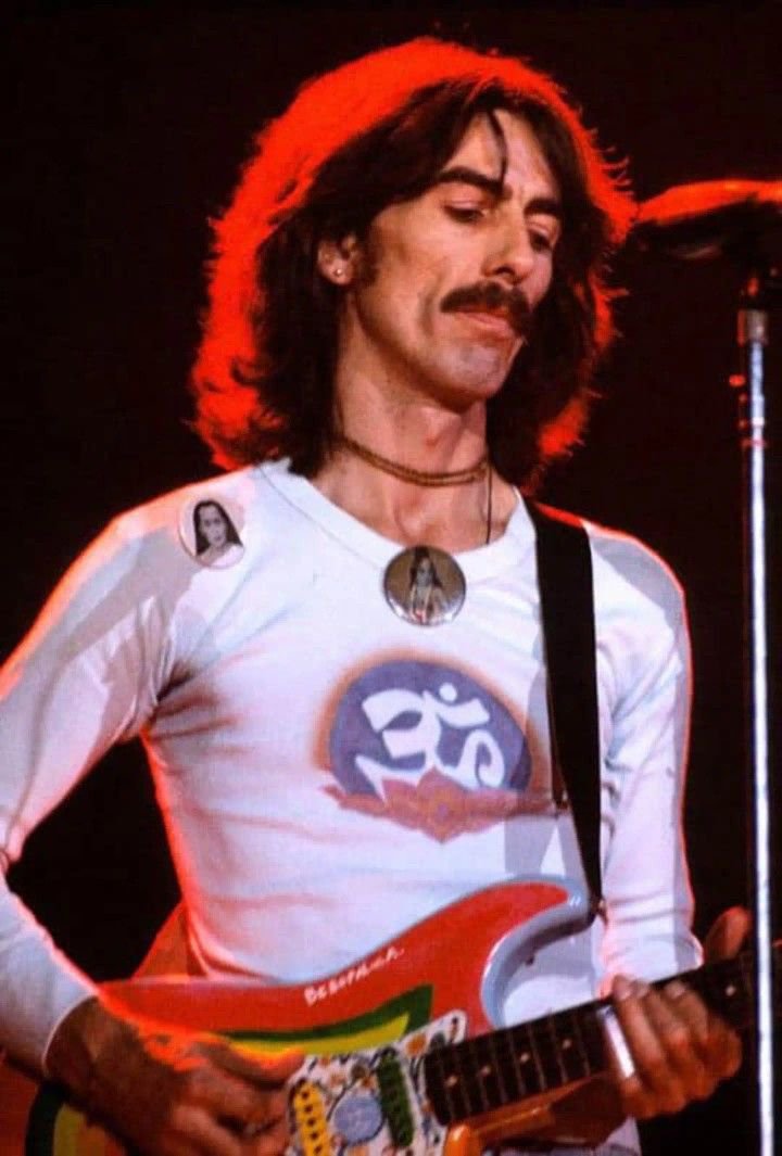 kathymrrsn's tweet photo. i wanna bite his neck so bad when he wears that little choker, i'm literally feral for him.. https://t.co/UzXSZiVHLf