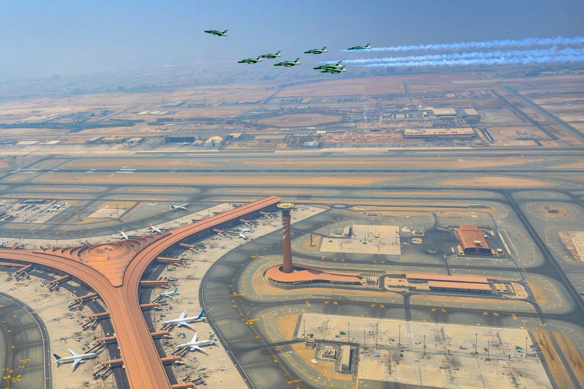 saudia_aviation's tweet photo. نورت جدة 🤩

مرور الصقور السعودية فوق مطار الملك عبدالعزيز - بجدة ، استعداداً لفعاليات اليوم الوطني السعودي 96 💚🇸🇦 https://t.co/u2EeUTajAr