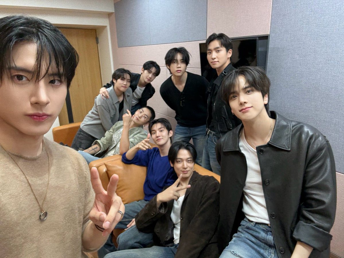 idolradiokorea's tweet photo. 아이돌 라디오4 #248 더보이즈 (DJ. 더보이즈 선우, 에릭) 
다시 보기는 아래 링크에서💜

📲 아이돌 라디오 공식 Youtube 채널
https://t.co/wSz0kpYPUU

@officl_theboyz 

#MBC #IDOLRADIO #아이돌라디오 #THEBOYZ #더보이즈 #에릭 #선우 https://t.co/fEYftasOxD