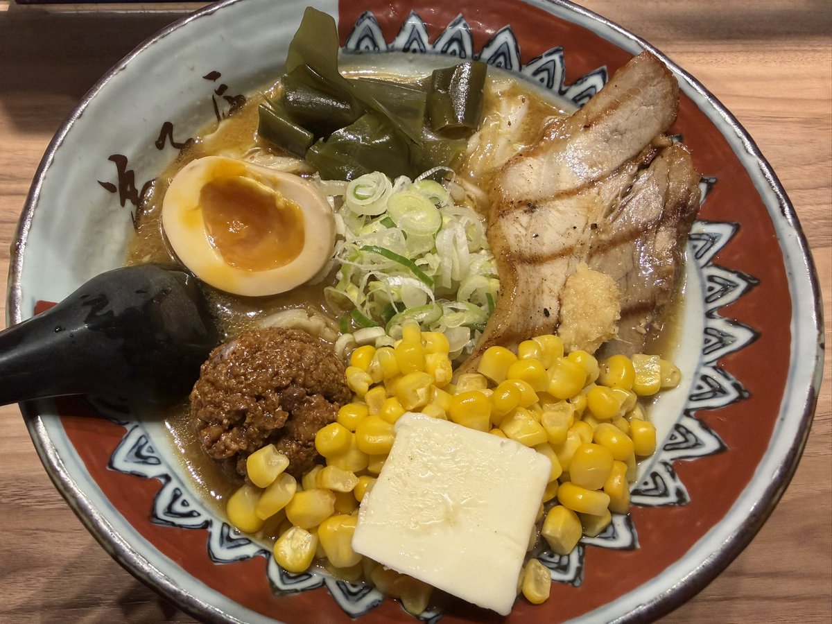 HAL1878's tweet photo. 「弟子屈」の焼豚味噌コーンバターラーメン、久々に食べたな。
新千歳のラーメン道場にある店の中ではあまり並ばずに入れるからオススメ。 https://t.co/KLDh9iACbB