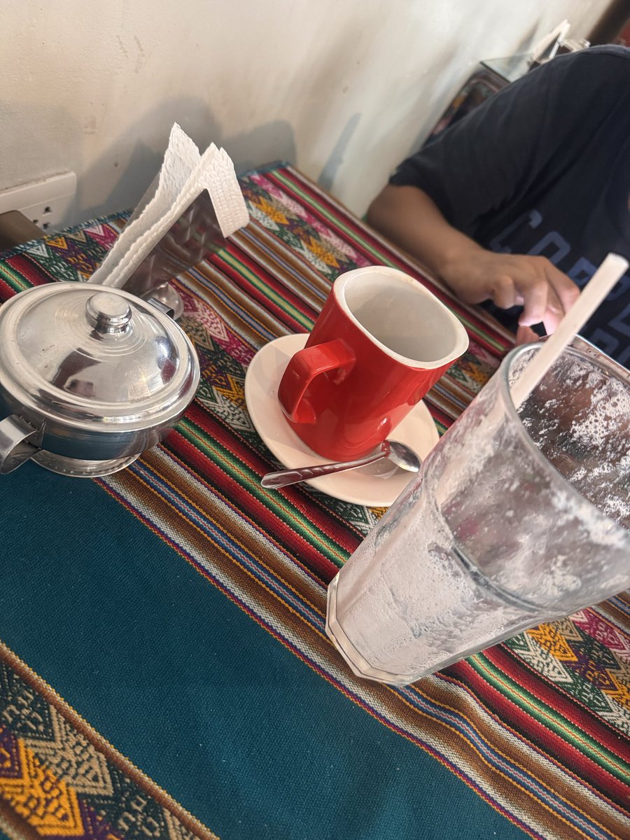 FavhiPaz's tweet photo. Yo soy al revés! 🤪   Tomo la foto de cuando termino de comer! 🤭 #breakfast https://t.co/3APUgLMPmi