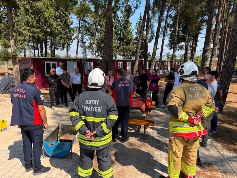 BeyzadeTV's tweet photo. 🚨HASSA'DA SAĞLIK PERSONELİNE YANGIN EĞİTİMİ VERİLDİ
#Hatay’ın #Hassa ilçesinde İlçe Sağlık Merkezi personeline yangın ve yanma konusunda eğitim verildi.
Tatbikatla olası yangınlara karşı bilinçli müdahale konusunda farkındalık oluşturulması amaçlandı.
Detaylar 👇
https://t.co/jFb8f7NDGb