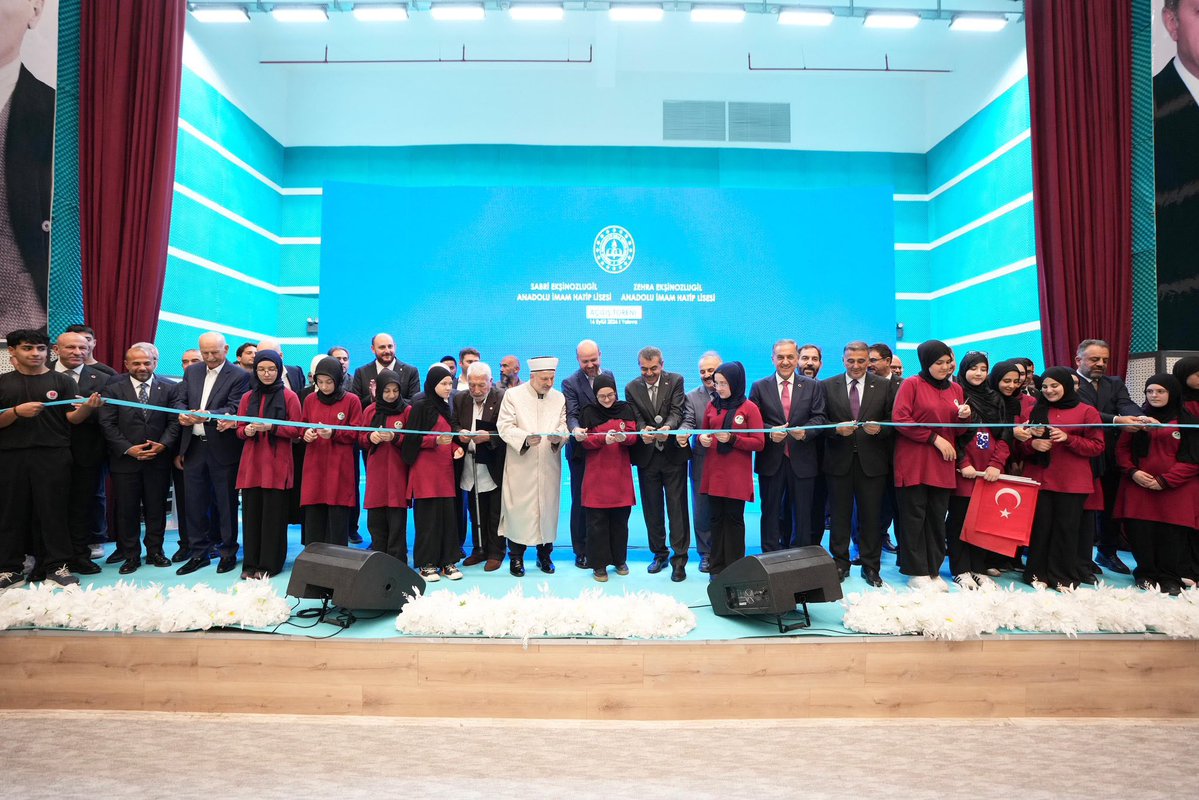 EnsarVakfi's tweet photo. Ensar Vakfı’nın ve A101 Yeni Mağazacılık A.Ş.'nin kıymetli katkılarıyla inşa edilen Yalova İmam Hatip Külliyesi, görkemli bir törenle hizmete açıldı. 🎉

Açılışımızı; Millî Eğitim Bakanımız Sayın Prof. Dr. Yusuf Tekin, Yalova Valimiz Dr. Ahmet Hamdi Usta, Yalova Milletvekilimiz ve AK Parti Genel Başkan Yardımcımız Ahmet Büyükgümüş, Yalova Milletvekilimiz Meliha Akyol, Ensar Vakfı Mütevelli Heyeti Başkanımız Dr. Şener Ağaç ve Türkiye Gönüllü Teşekküller Vakfı Mütevelli Heyeti Başkanı Necmeddin Bilal Erdoğan’ın teşrifleriyle gerçekleştirdik.

Bugün yalnızca bir külliyenin kapılarını değil, binlerce gencimizin geleceğine açılan yeni bir yolun kapılarını araladık. 🌱📚

Bu güzel eserin Yalova’mıza, öğrencilerimize ve eğitim camiamıza hayırlı olmasını diliyor; emeği ve katkısı bulunan herkese gönülden teşekkür ediyoruz.
@Yusuf__Tekin @ahusta07 @abuyukgumus @MelihaAkyol77 @TGTV_Vakif @ss_ener