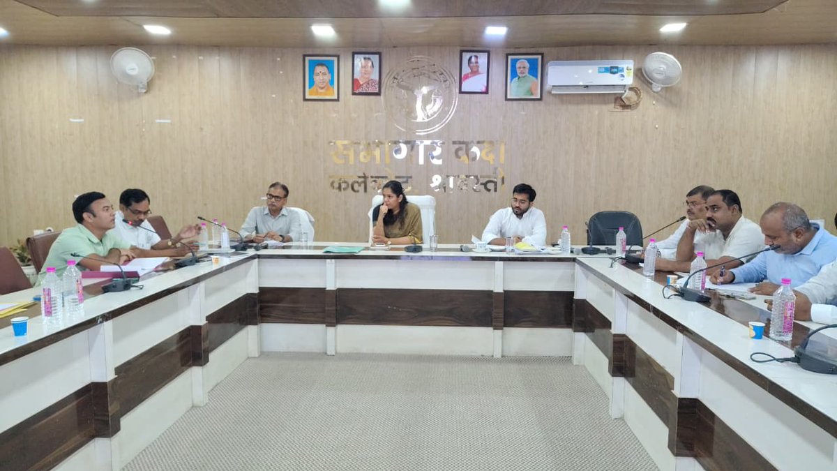 dmshravasti's tweet photo. जिलाधिकारी अन्नपूर्णा ने जनपद के विभिन्न सरकारी विभागों के अधिकारी, कर्मचारी एवं निजी अधिष्ठानों के प्रबन्धकों की उपस्थिति में अप्रेन्टिसशिप योजित करवाने के सम्बन्ध में बैठक करते हुए आवश्यक दिशा निर्देश दिये।  @CMOfficeUP @UPGovt https://t.co/iDgPjtGhiU