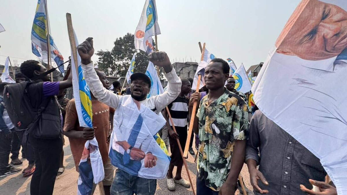 RFI's tweet photo. RDC: un mort lors d'une manifestation à Kinshasa, l'opposition en colère
➡️ https://t.co/5W8UW1xvB2 https://t.co/jBbwo6aN2R