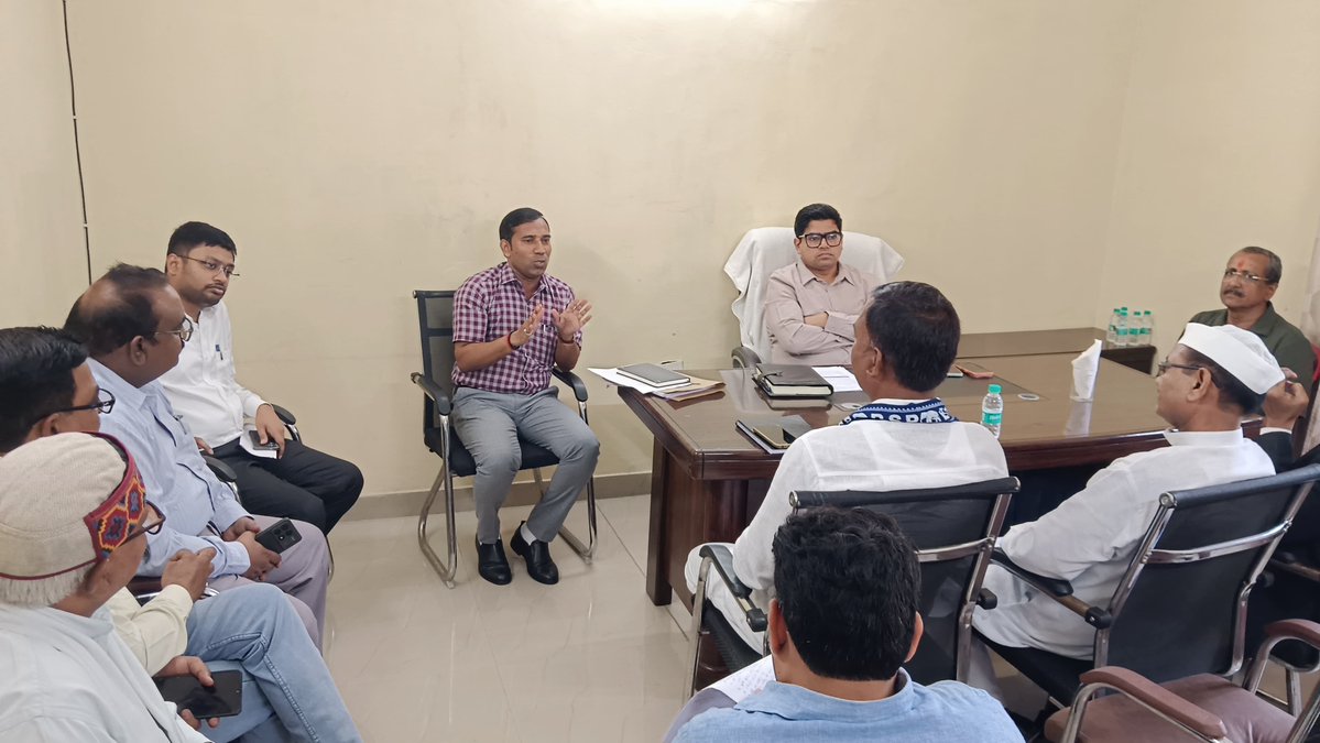 dmunnao's tweet photo. जिलाधिकारी/जिला निर्वाचन अधिकारी की अध्यक्षता में 17 सितंबर 2026 से प्रारंभ हो रहे भारत निर्वाचन आयोग के एफ एलसी (प्रथम स्तरीय जांच) कार्यक्रम को लेकर राजनीतिक दलों के पदाधिकारी/प्रभारियों के साथ बैठक कर भारत निर्वाचन आयोग से प्राप्त निर्देशों के सम्बन्ध में अवगत कराया। @ceoup https://t.co/Qwf5ssjT1I