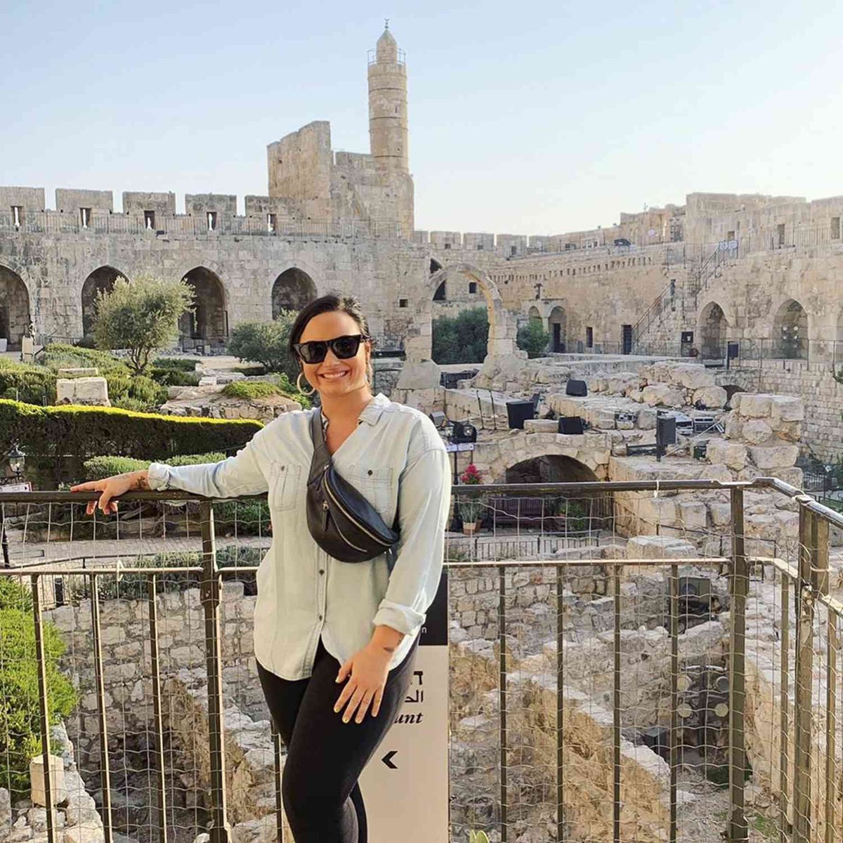 theborncowboy's tweet photo. demi lovato israil'e ziyaret edip yaşanan işgali normalleştirmeye çalışmıştı şimdi fanlarının birilerini apolitiklikle suçlaması çok komik geliyor https://t.co/tuubanpnG4