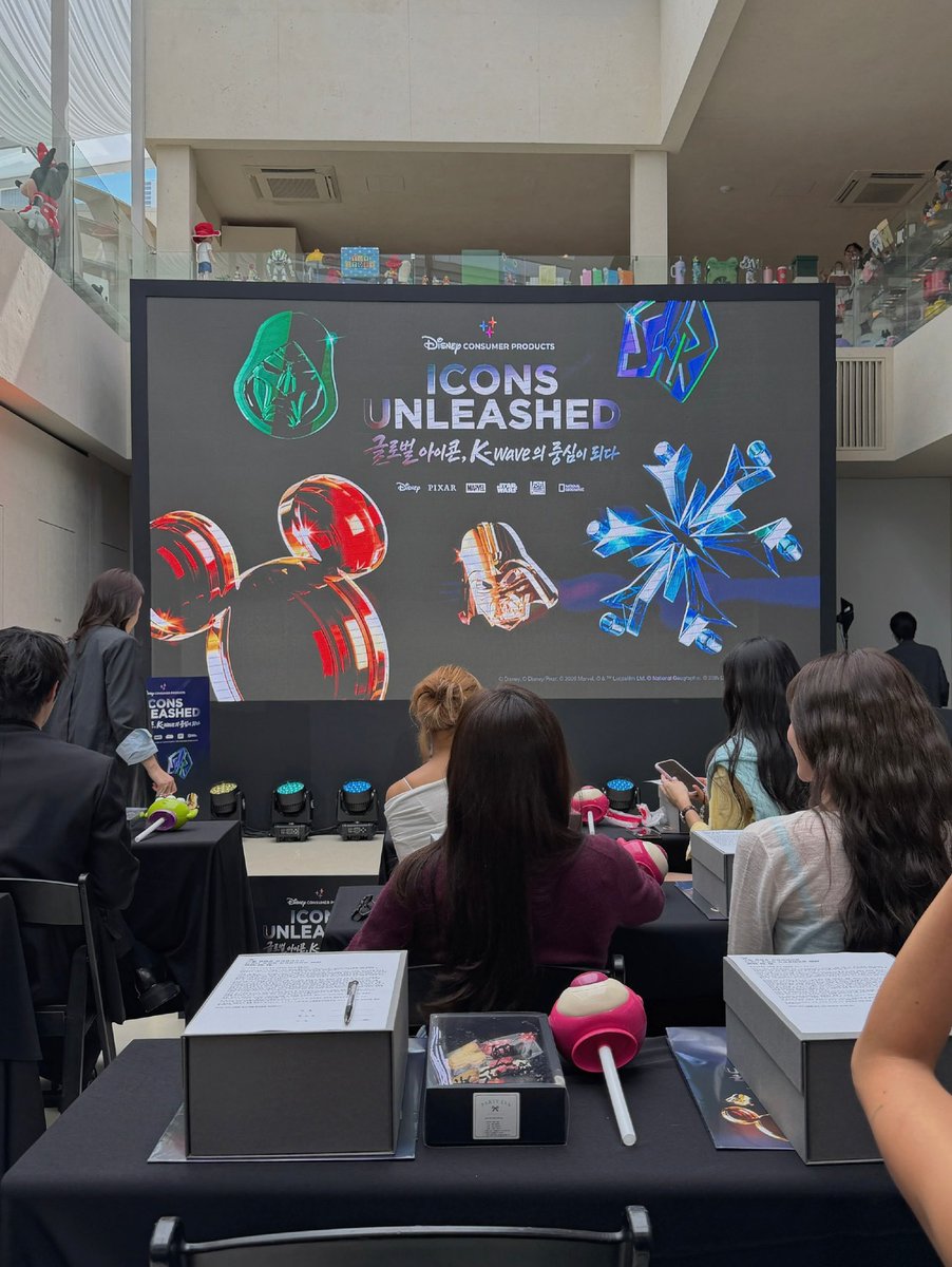 JihyoUnion's tweet photo. JIHYO and CHUU sitting next to each other at the Disney Korea Franchise Showcase 2027 event in Seoul today 😍

#지효 #JIHYO #ジヒョ #朴志效 https://t.co/KXj3ZkMuzA
